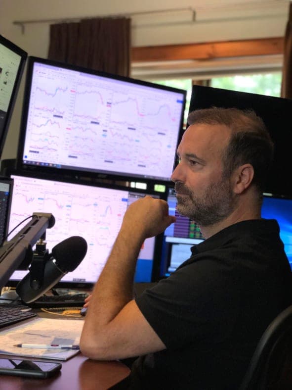 François Joly-Dubois travaillant à son poste de trading