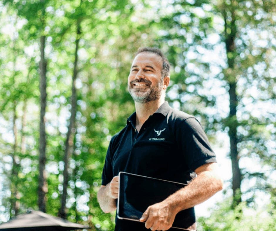 François J-Dubois, fondateur de D*Trading, à l'extérieur