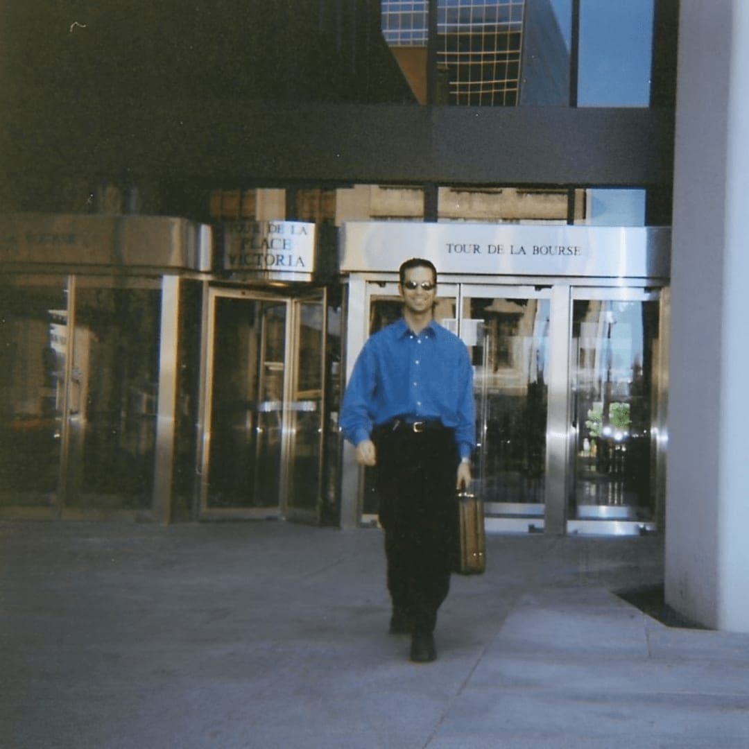 François J-Dubois, fondateur de D*Trading, devant la Tour de la Bourse